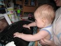 Elya dans sa chaise, dans son transat et sur le PC - 008 * 1024 x 768 * (109KB)